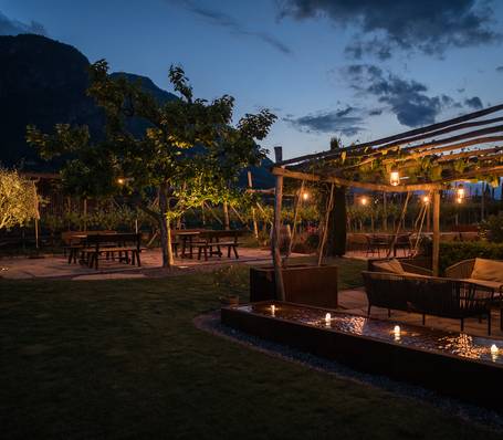 Bergbauernhof in Südtirol mit traditioneller Holzhütte und Alpenlandschaft im Sommer Bergbauernhof in Südtirol mit traditioneller Holzhütte und Alpenlandschaft im Sommer